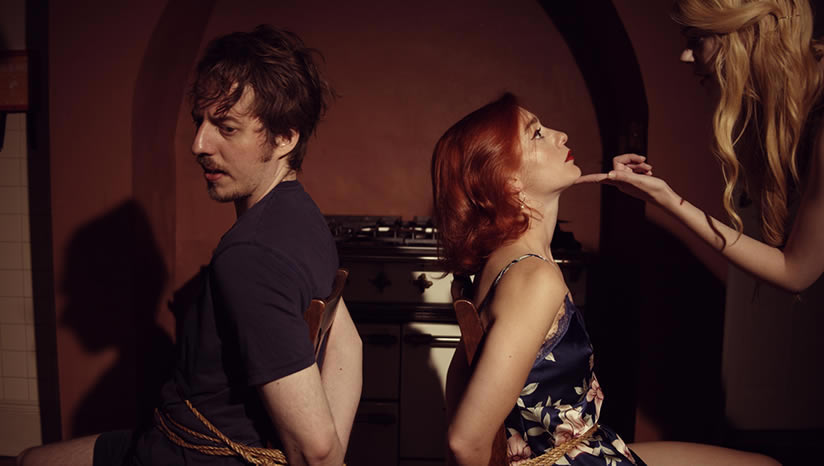 ���º�â�޹��Ⱥ�ҹ����_dark nights with poe and munro���İ�����